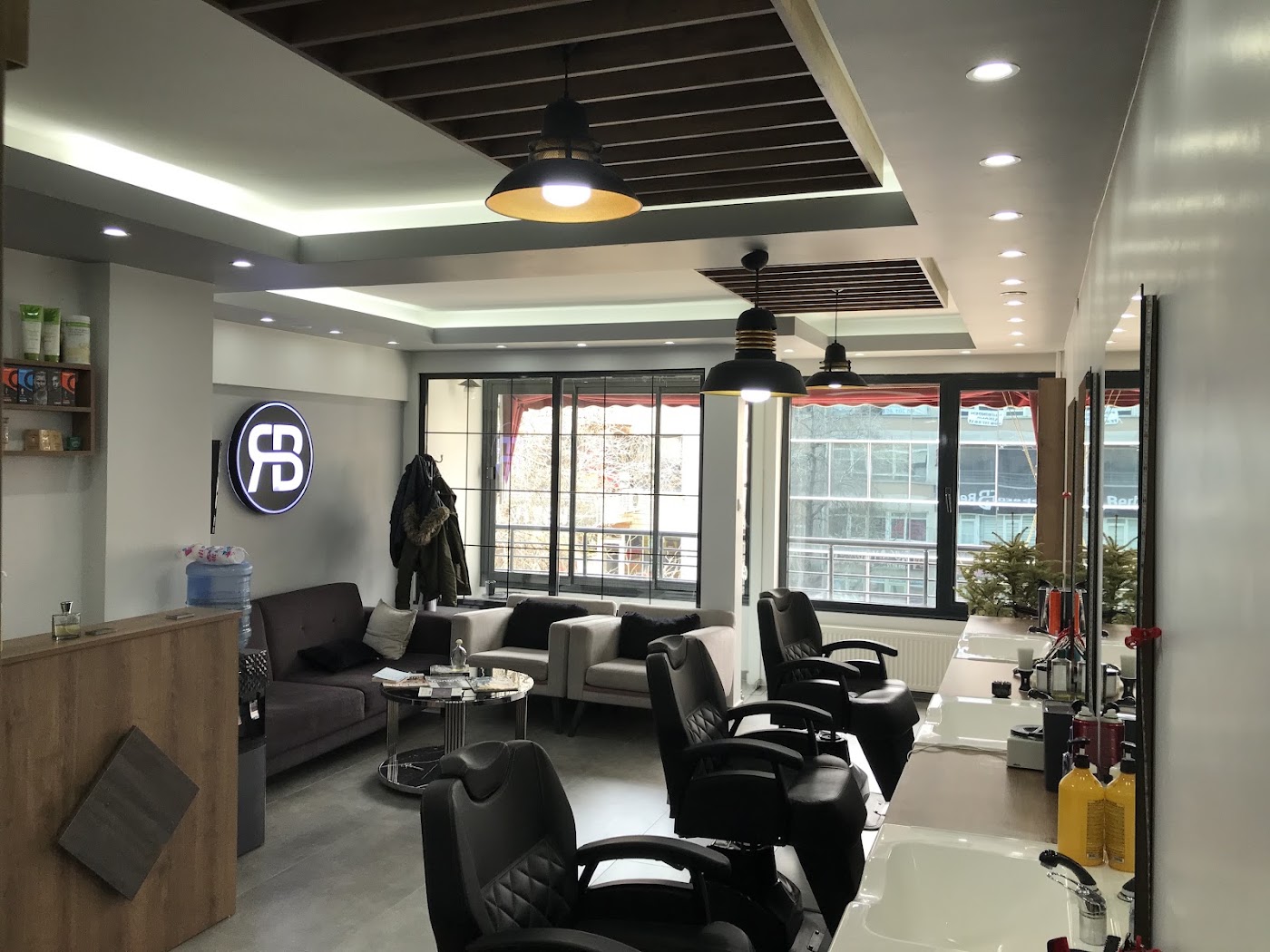 Reborn Berber — ahşap tavanlı, geniş ve aydınlık salon